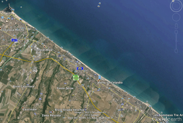 Dall'alto si vedono i due pennelli, le scogliere soffolte e la silouette della costa